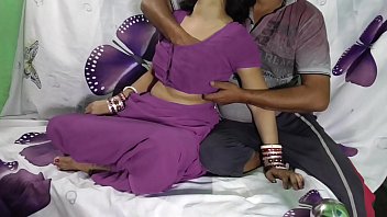 Негритянка с облезлым маникюром показывает побритую шмоньку с вибратором